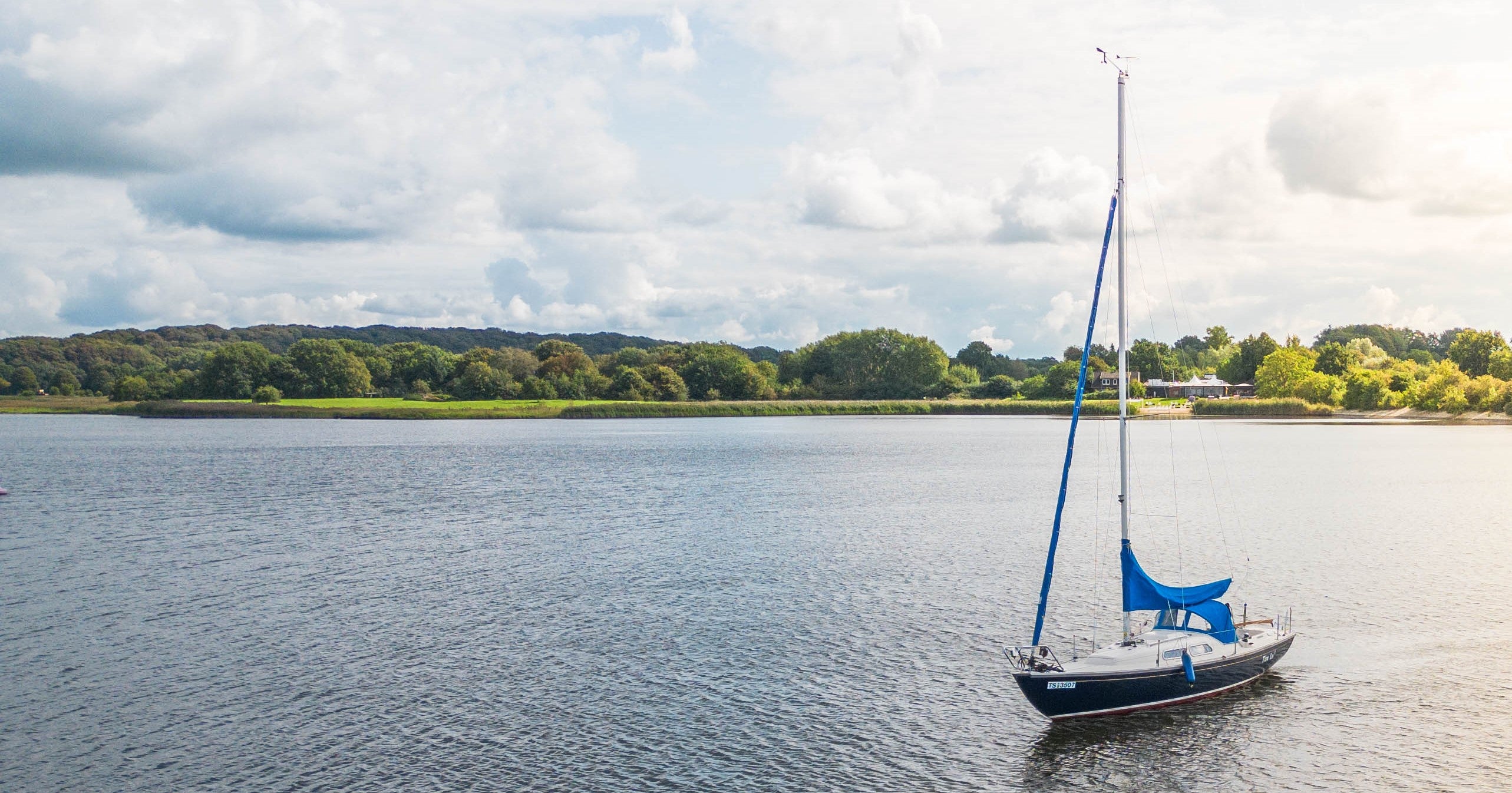 Marieholm 26 fährt auf dem Wasser. Segelschiff auf dem Wasser. Bootszubehör. Bootszubehör kaufen.